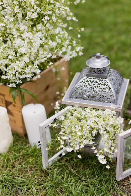Lanterne en bois et gypsophile fleurs blanches