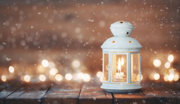 Lanterne avec une bougie sur fond de bois Symbole de Noël et des vacances d'hiver