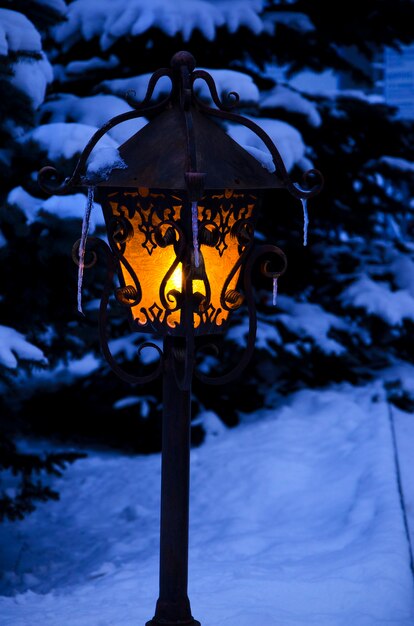 Lanterne brillante dans une soirée de Noël d'hiver