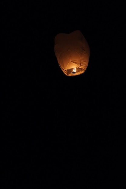 Lanterne céleste flottant dans le ciel nocturne lors du festival de Pingxi, texte chinois