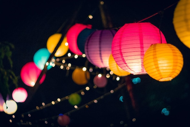 Photo lanterne chinoise colorée la nuit