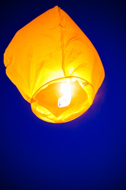 La lanterne chinoise vole haut dans le ciel.