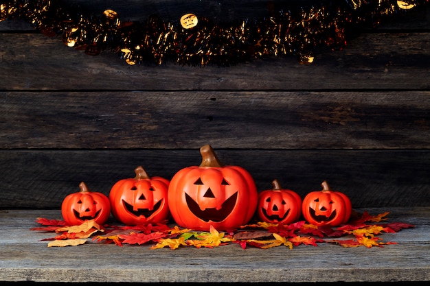 Lanterne citrouille d'Halloween. Des bonbons ou un sort sur une table en bois