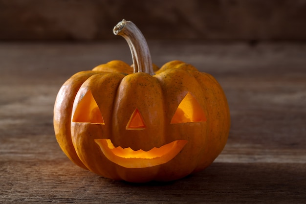 Lanterne de citrouille d&#39;Halloween sur fond en bois