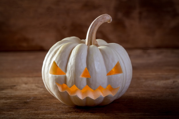 Lanterne de citrouille d&#39;Halloween sur fond en bois