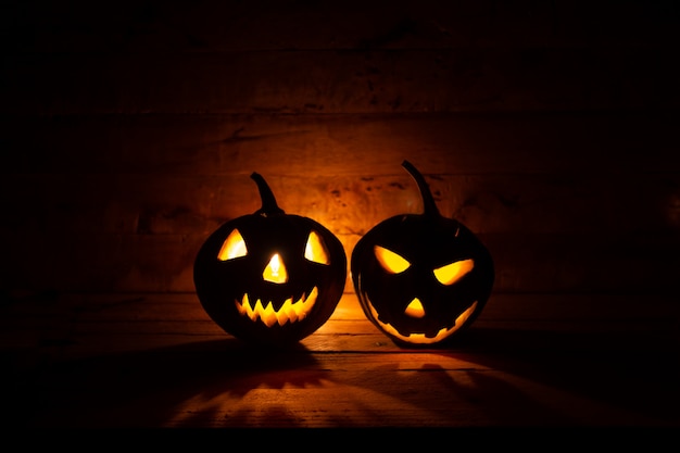 Lanterne citrouille d'Halloween sur fond sombre