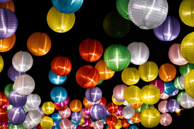 Lanterne colorée suspendue dans la nuit au nouvel an chinois