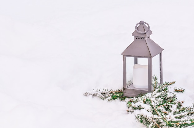 Lanterne dans la neige. Lanterne à Noël