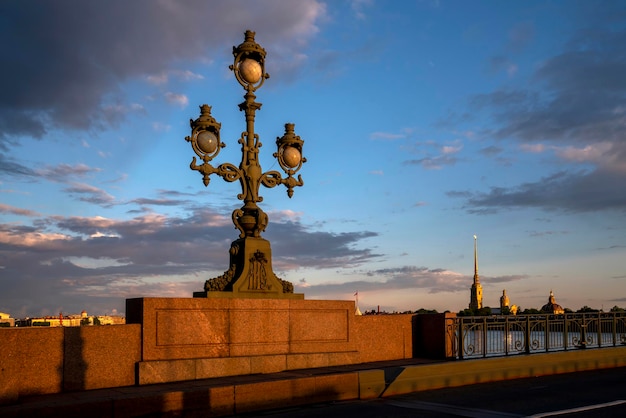 La lanterne du pont de la Trinité et vue sur la forteresse Pierre et Paul Saint-Pétersbourg Russie