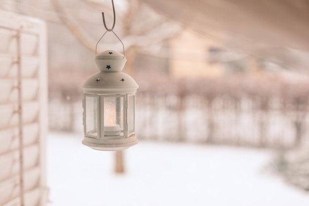 Lanterne en fer blanc dans la fenêtre confortable hiver merveilleux. Modèle de fond de vacances joyeux Noël