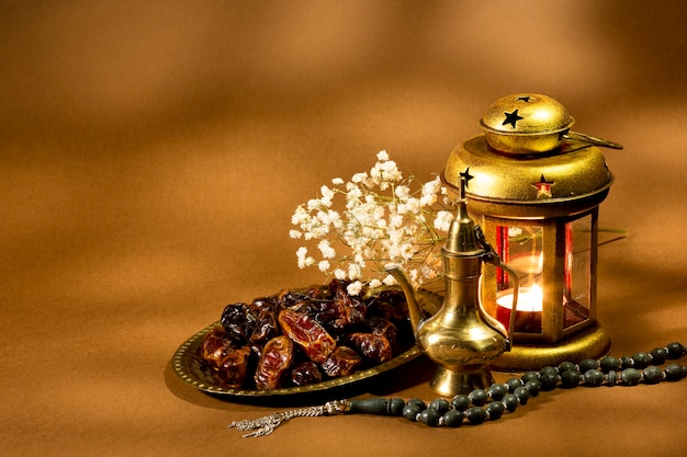 Lanterne islamique avec dattes séchées