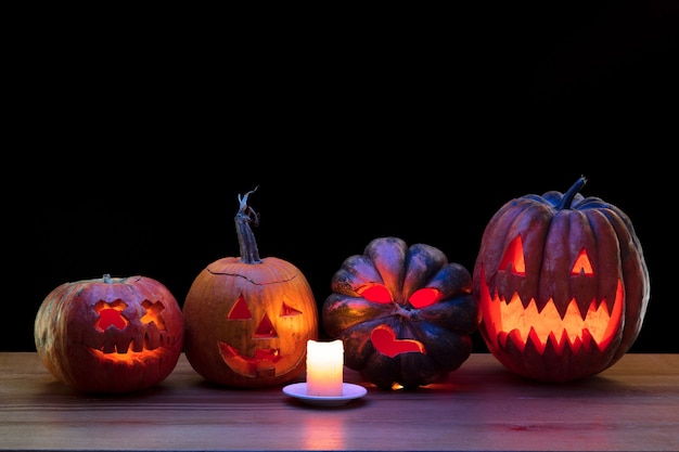 Lanterne de jack de tête de citrouille d'Halloween avec des visages et des bougies maléfiques effrayants