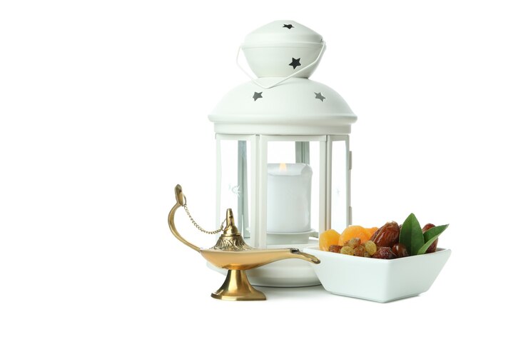 Photo lanterne, lampe de ramadan et fruits secs isolés sur blanc