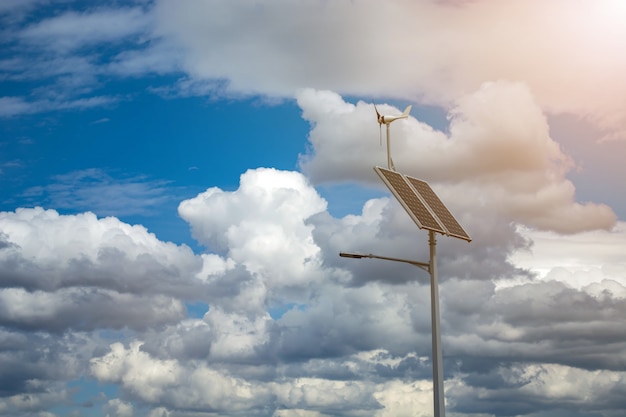 Lanterne avec une lanterne et installé des panneaux solaires sur un ciel bleu.