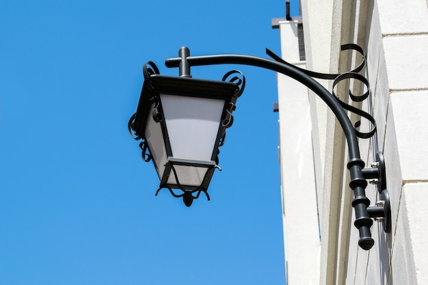 lanterne sur le mur de la maison