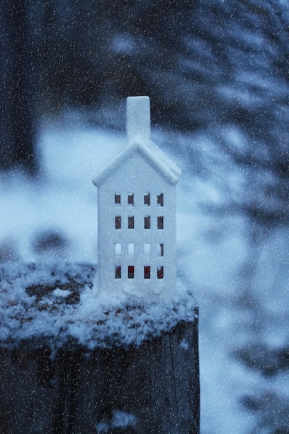 Photo lanterne de noël avec bougie allumée sur fond de neige d'hiver.