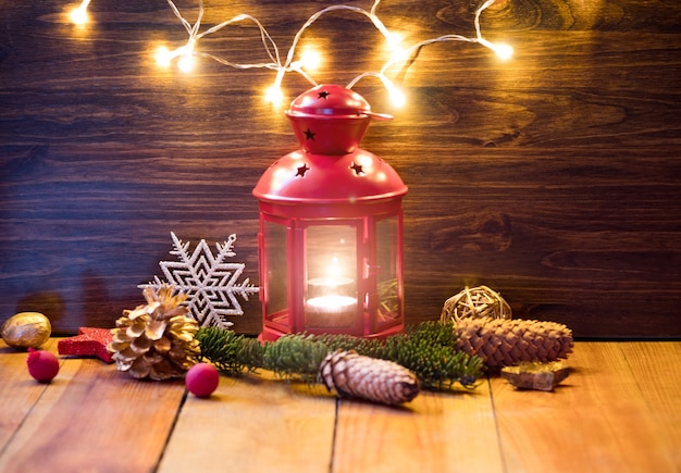 Lanterne de Noël avec des décorations sur table en bois