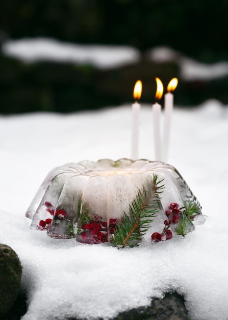 Lanterne de Noël faite à la main en forme de gâteau en glace, baies d'églantier rouge