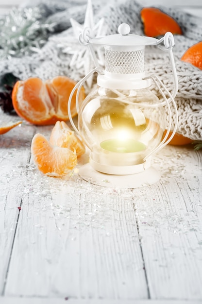 Lanterne de Noël sur fond blanc en bois