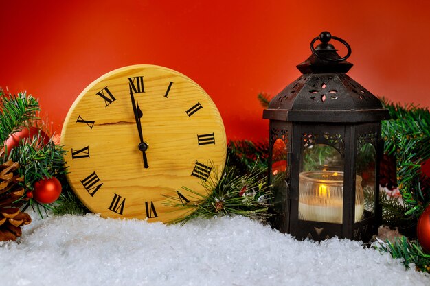 Lanterne de Noël avec des vacances d'hiver magiques belle scène avec décoration de neige dans l'horloge de conception du soir du nouvel an compte à rebours