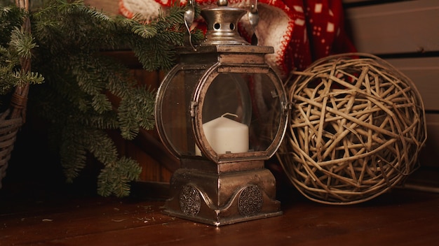 Lanterne de Noël sur le vieux plancher en bois. lanterne avec bougie de noël