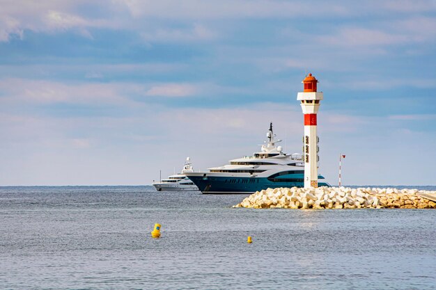 Lanterne phare avec yachts et bateaux à Cannes