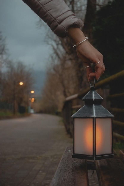 Photo une lanterne sur un pont avec un fond flou