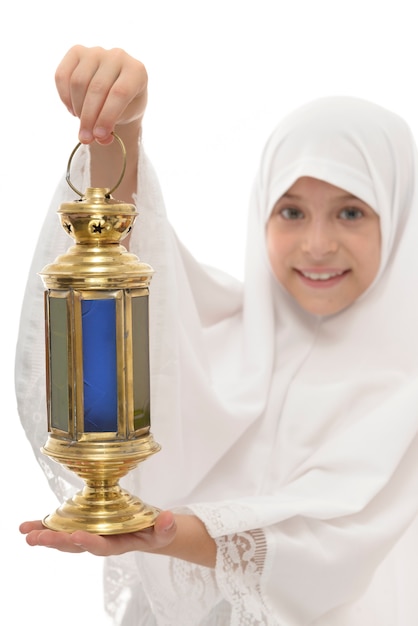 Lanterne de Ramadan festive dans les mains de l'heureuse fille musulmane