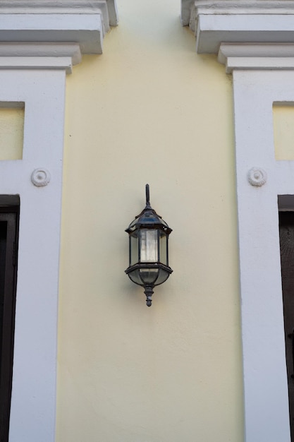 Lanterne de réverbère sur le mur de la maison lanterne de réverbère photo extérieure de la lanterne de réverbère