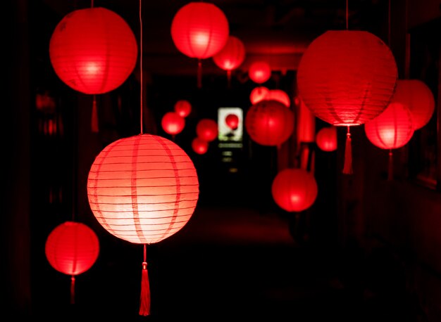 La lanterne rouge est dans le fond noir