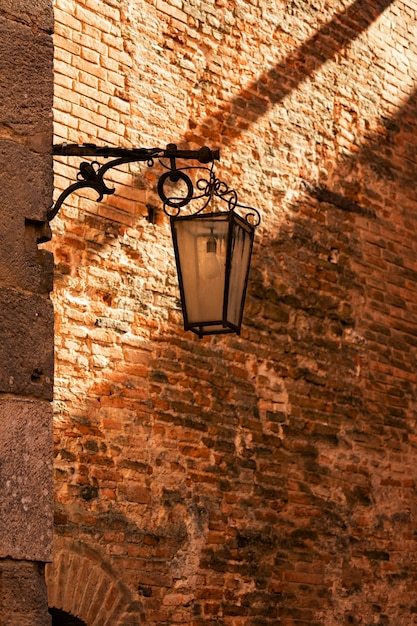 Photo lanterne saillant du mur de pierre dans la cour de la forteresse du château médiéval