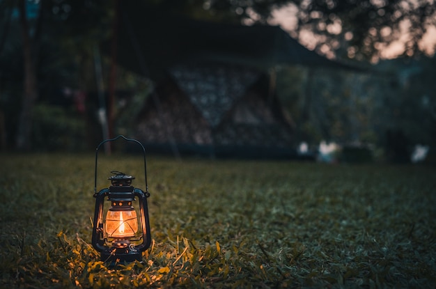 Lanterne Vintage Sur L'herbe En Camping Le Soir