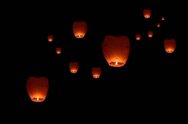 Lanterne volante dans le ciel sombre