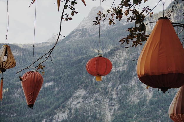 Photo des lanternes accrochées à la montagne
