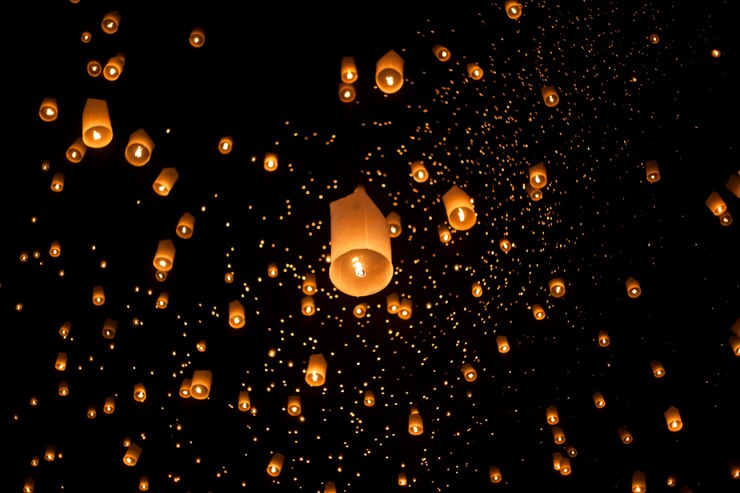 Photo lanternes asiatiques flottantes à yee-peng festival, chiang mai thaïlande