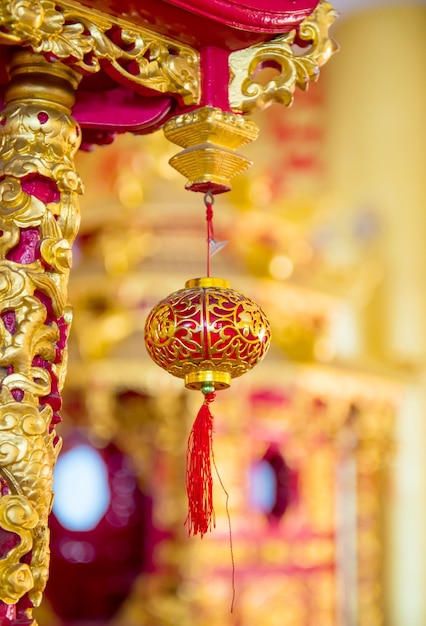 Lanternes du nouvel an chinois dans le temple (le texte chinois signifie bénédiction et chance)