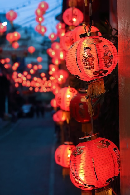 Les lanternes du nouvel an chinois avec texte de bénédiction signifient heureux, sain et riche dans la ville chinoise.