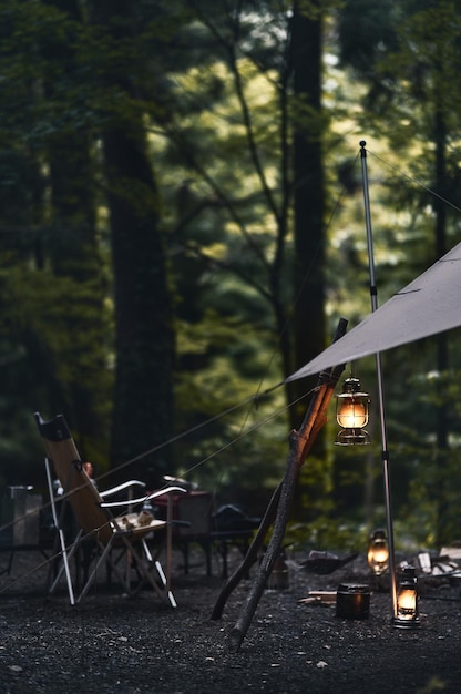 Photo lanternes lumineuses et chaises de camping sur le terrain de camping