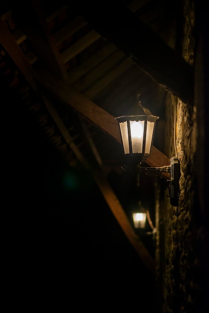 Lanternes sur le mur d'une maison rurale la nuit