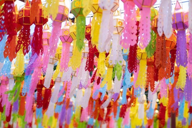 Des lanternes en papier Lanna colorées sont accrochées dans les temples de Lamphun.