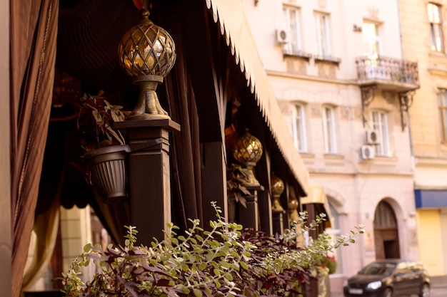 Lanternes près du café