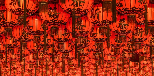 Photo lanternes rouges chinoises suspendues dans la rue la nuit pour la décoration.la lettre chinoise écrite signifie bonne chance.