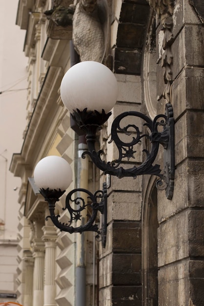 Lanternes de rue sur le mur d'un immeuble Lviv Ukraine