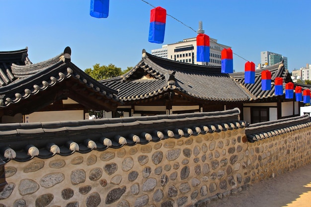 Des lanternes suspendues au-dessus du mur de soutènement du temple