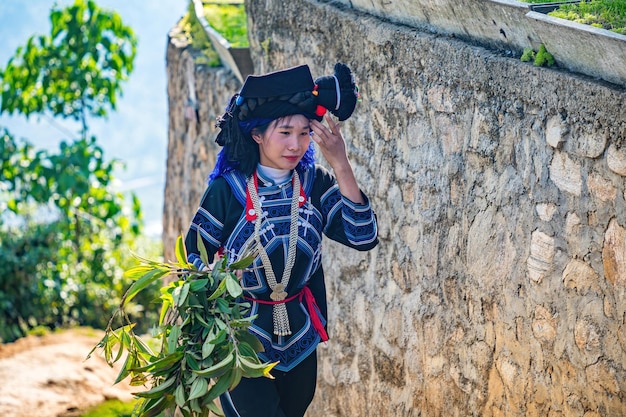 Lao Cai VIETNAM 06 MAI 2023 beau portrait d'une jeune fille vietnamienne minorité ethnique Hani Femme Hani souriante en tenue nationale Le peuple Hani ou Ha Nhi est un groupe ethnique au Viet Nam