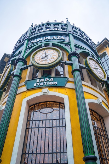 Lao Cai Vietnam 13 octobre 2018 Vue de la station Sun Plaza Sapa le seul centre commercial européen de luxe dans le petit village de Sapa Le train de montagne de Sapa à la gare de Fansipan