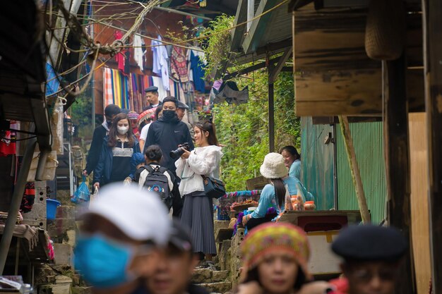 Lao Cai Vietnam MAR 12 2023 Beau paysage de Cat Cat villagea village culturel des hautes terres dans la rue Sapa dans le village de Cat Cat Hmong près de Sapa avec un marché plein de vêtements colorés traditionnels