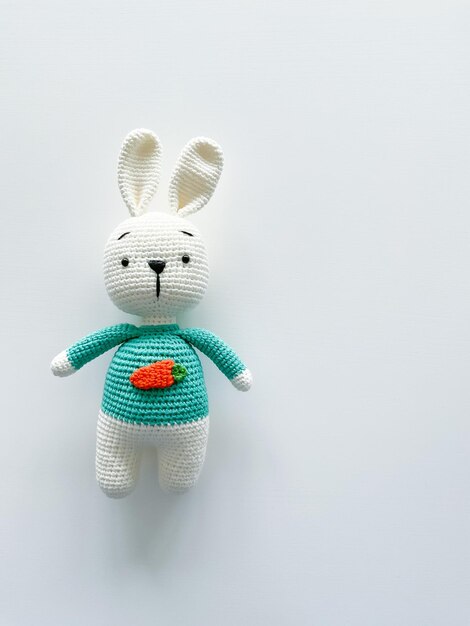 Lapin au crochet blanc doux sur fond blanc