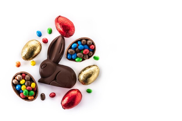 Lapin en chocolat de Pâques et oeufs colorés isolés sur fond blanc