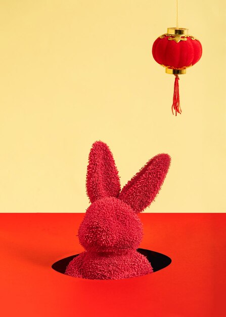 Photo lapin et décoration sur fond jaune pour le concept abstrait minimal du nouvel an chinois